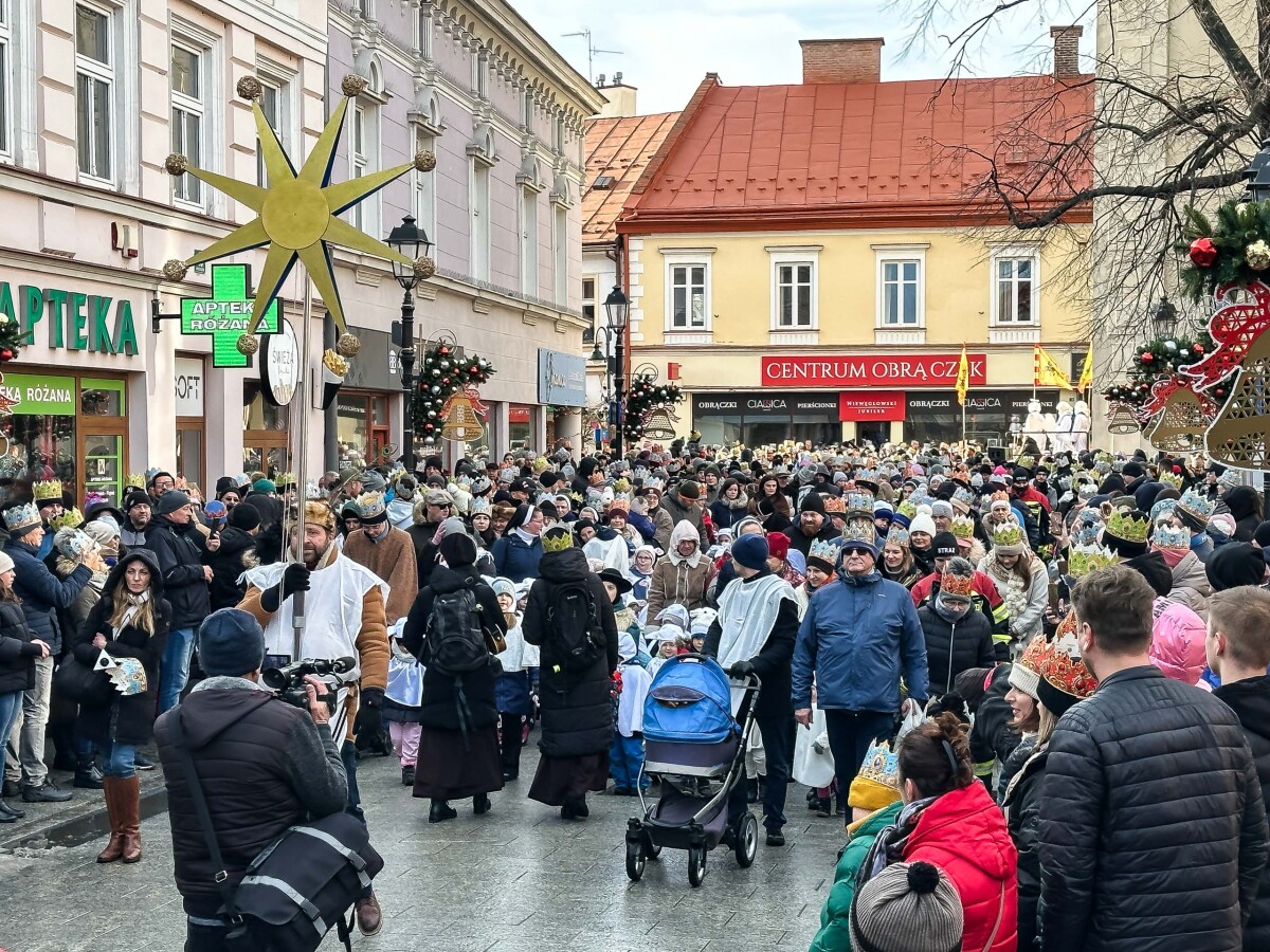 Rzeszów - 10. Orszak Trzech Króli przeszedł ulicami Rzeszowa