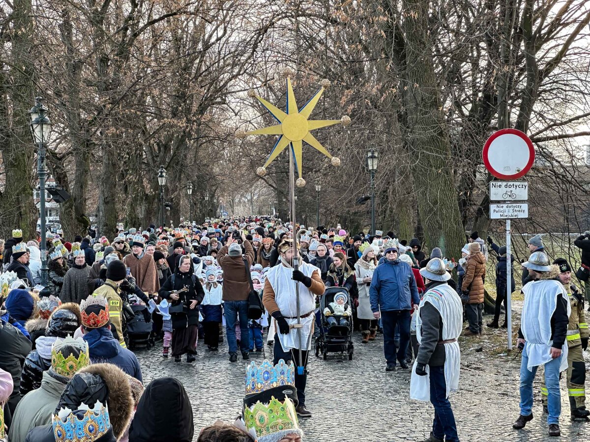 Rzeszów - 10. Orszak Trzech Króli przeszedł ulicami Rzeszowa