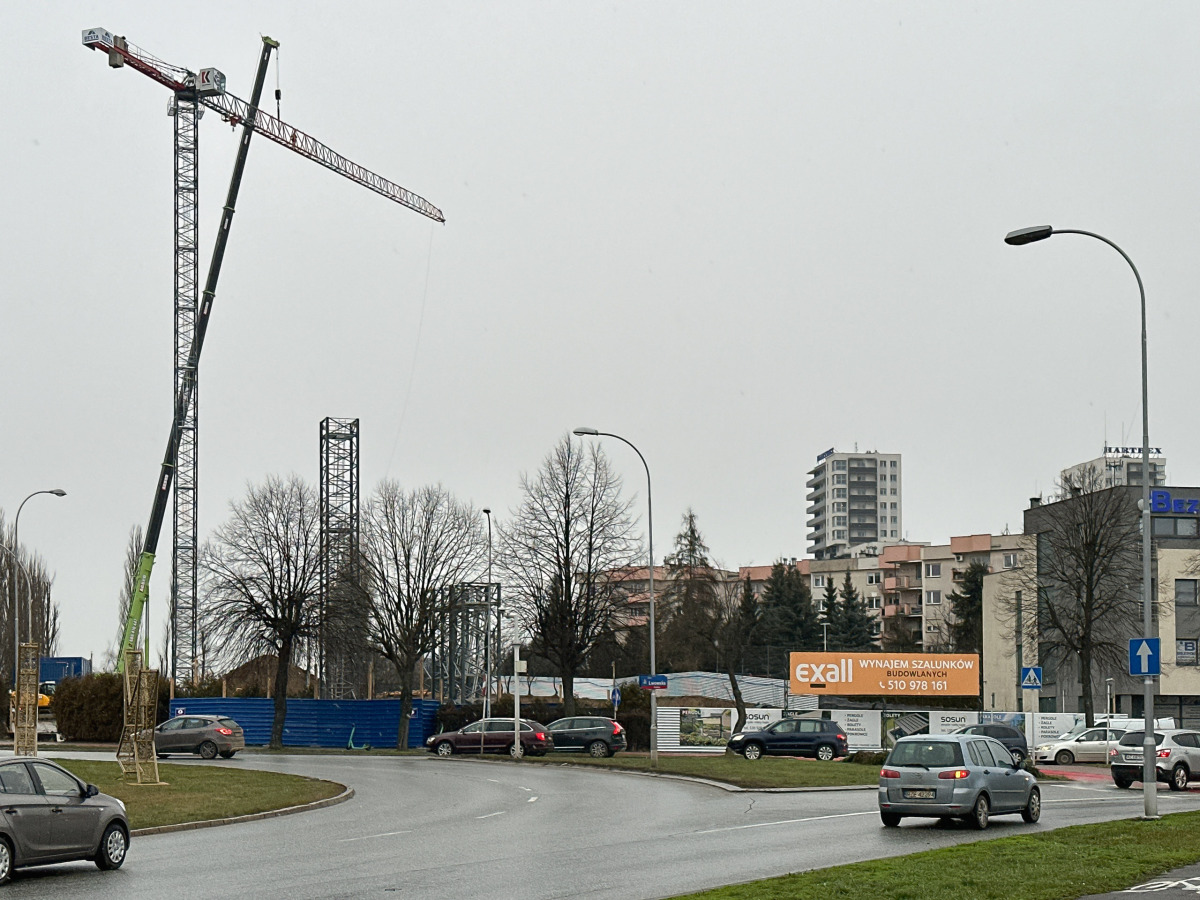 Rzeszów - Montaż żurawi na budowie 17-piętrowego wieżowca w rejonie ronda Pobitno