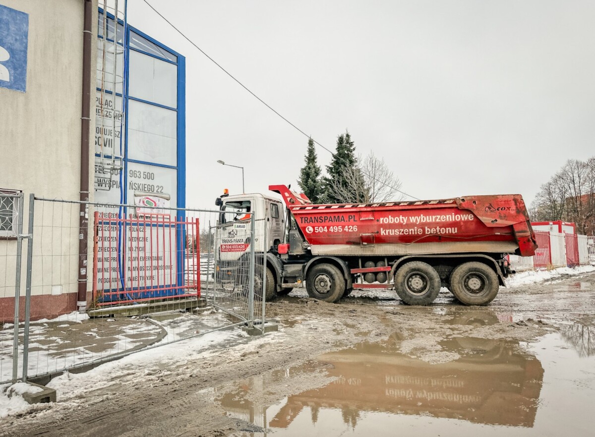 Rzeszów - Prace rozbiórkowe na stadionie Resovii przy ul. Wyspiańskiego
