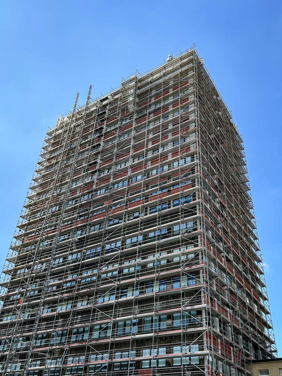 Rzeszów - Modernizacja 15-piętrowego biurowca na ul. Geodetów w Rzeszowie [kwiecień 2025]