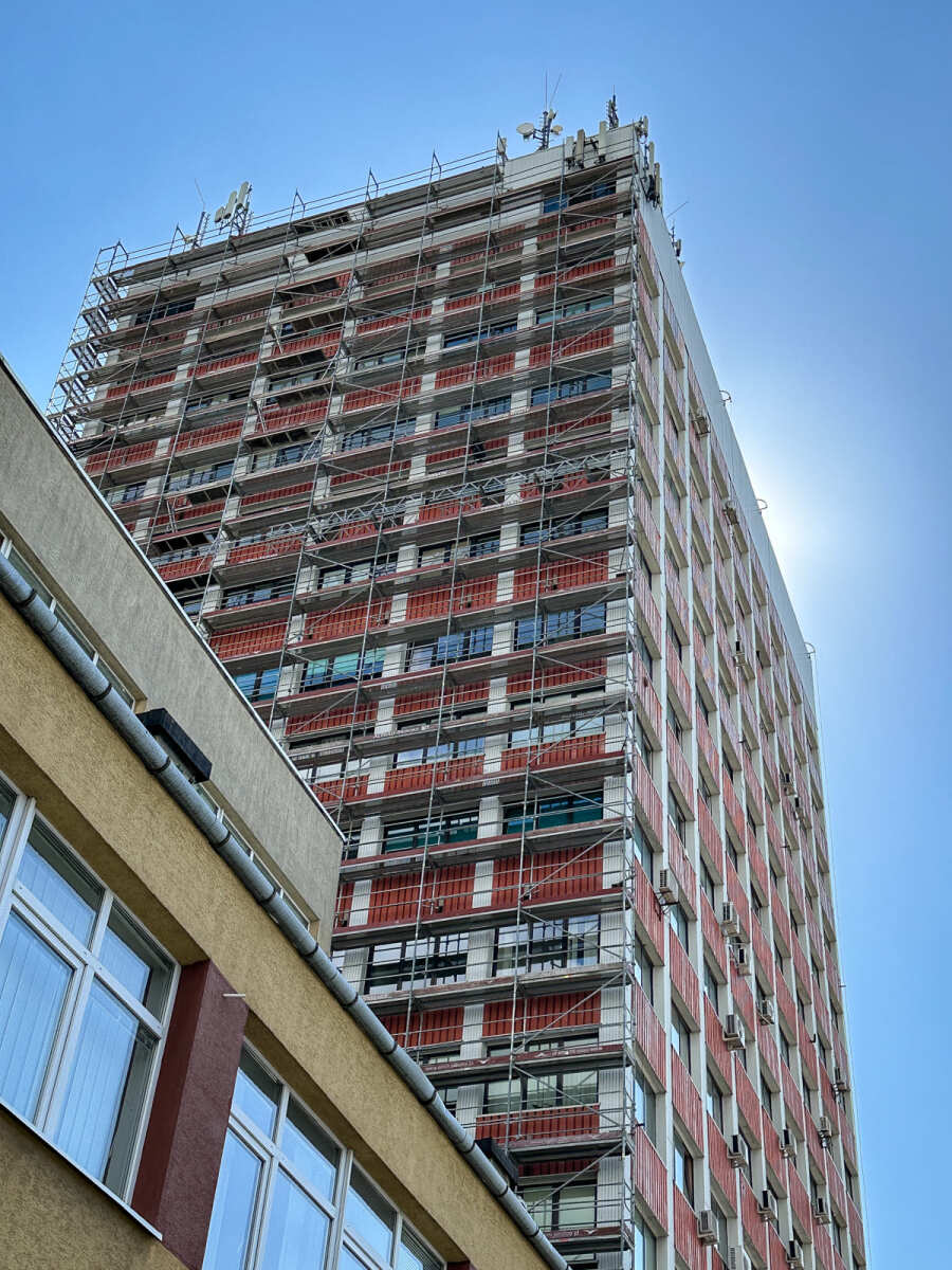 Rzeszów - Modernizacja 15-piętrowego biurowca na ul. Geodetów w Rzeszowie [kwiecień 2025]