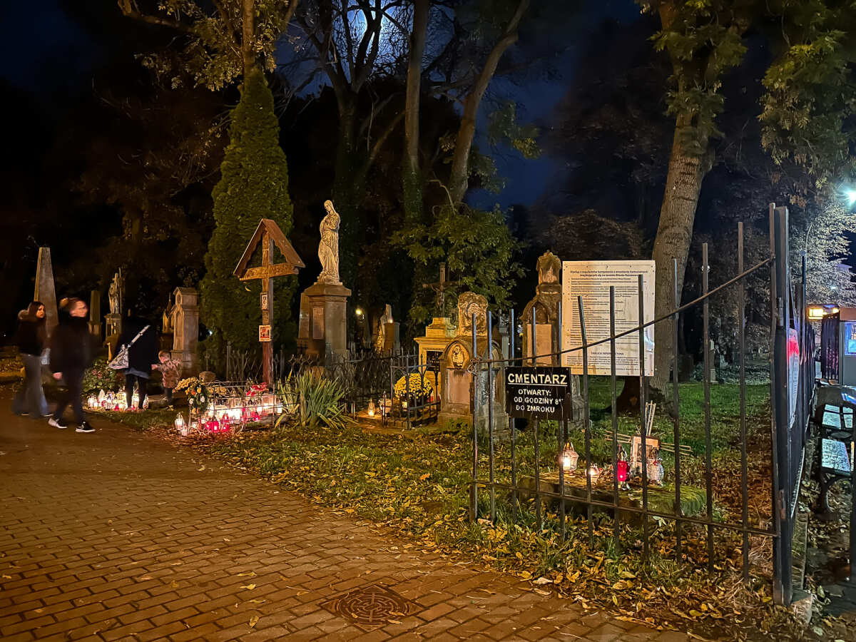 Rzeszów - Noc Wszystkich Świętych na Starym Cmentarzu w Rzeszowie
