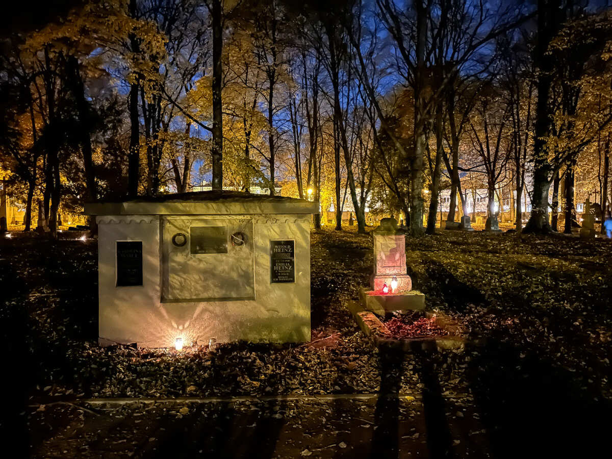 Rzeszów - Noc Wszystkich Świętych na Starym Cmentarzu w Rzeszowie