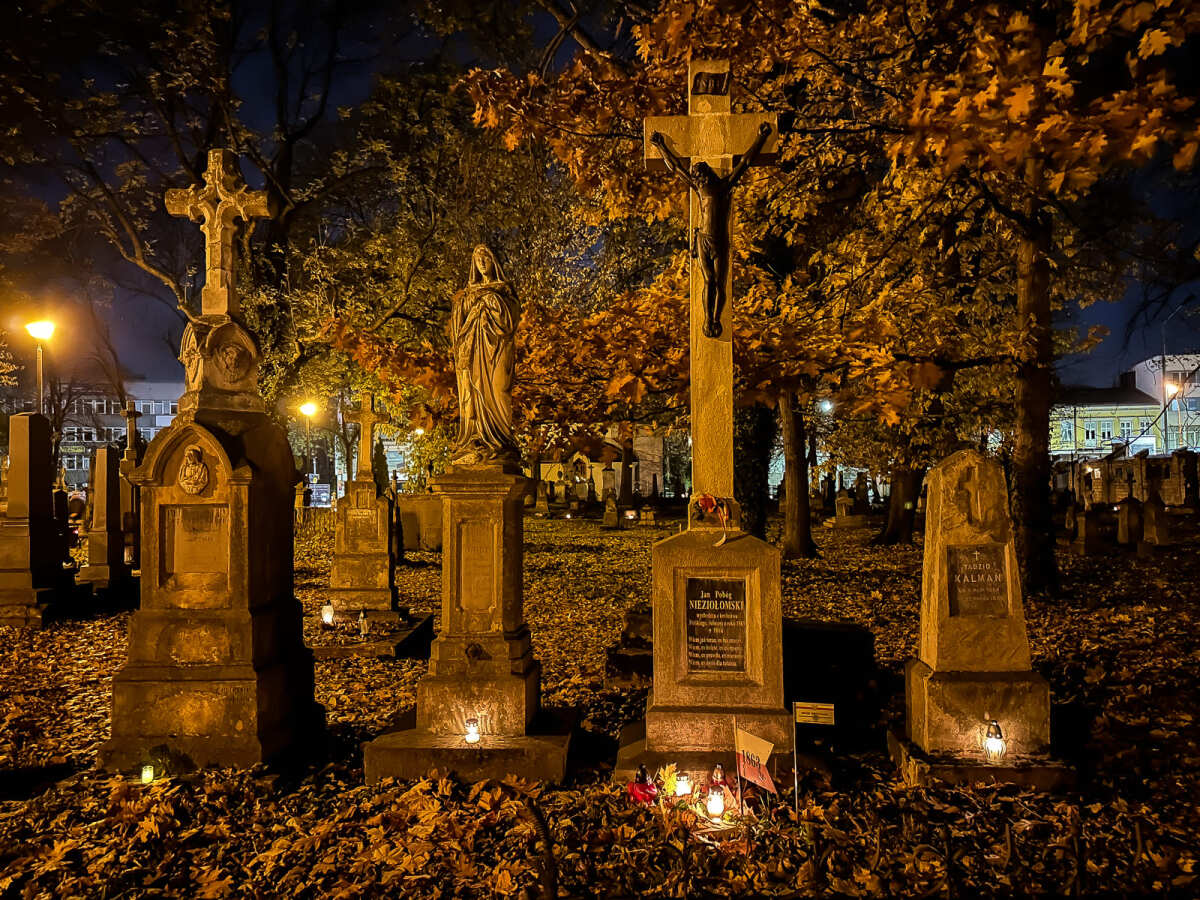 Rzeszów - Noc Wszystkich Świętych na Starym Cmentarzu w Rzeszowie