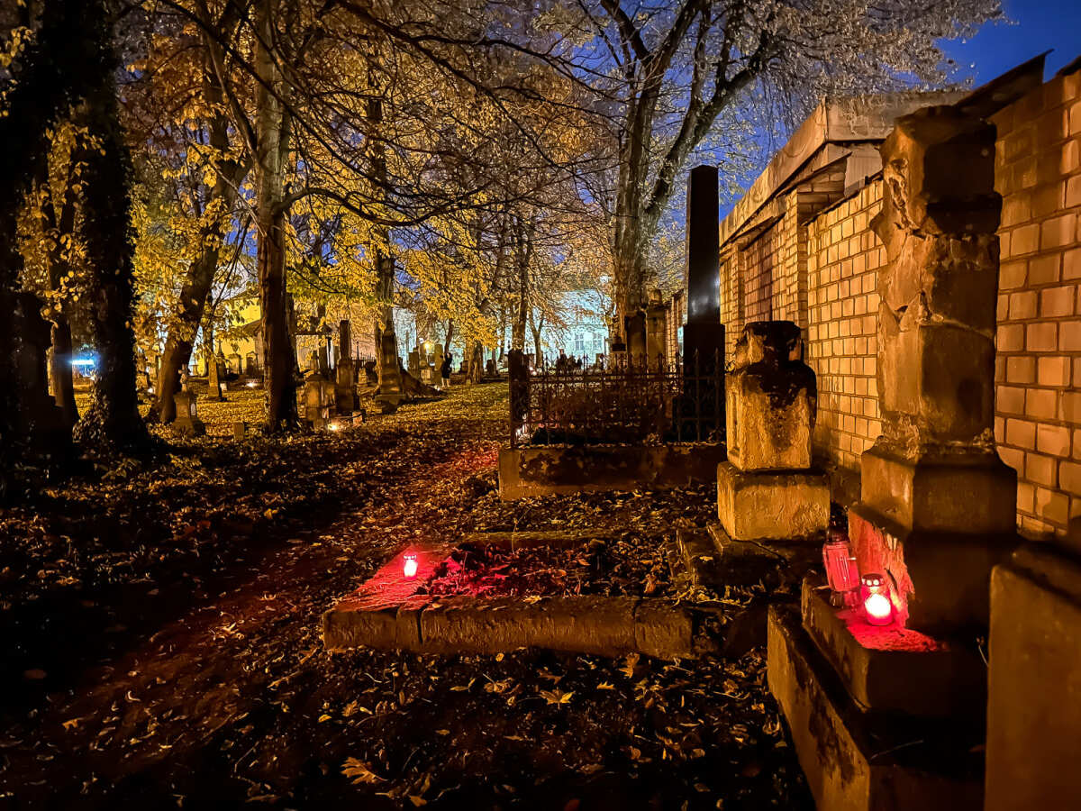 Rzeszów - Noc Wszystkich Świętych na Starym Cmentarzu w Rzeszowie