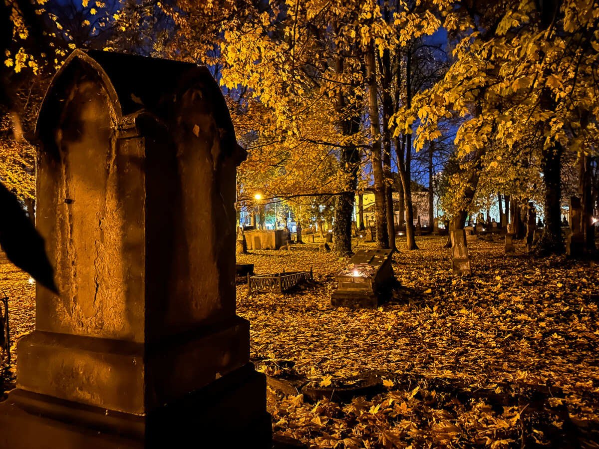 Rzeszów - Noc Wszystkich Świętych na Starym Cmentarzu w Rzeszowie