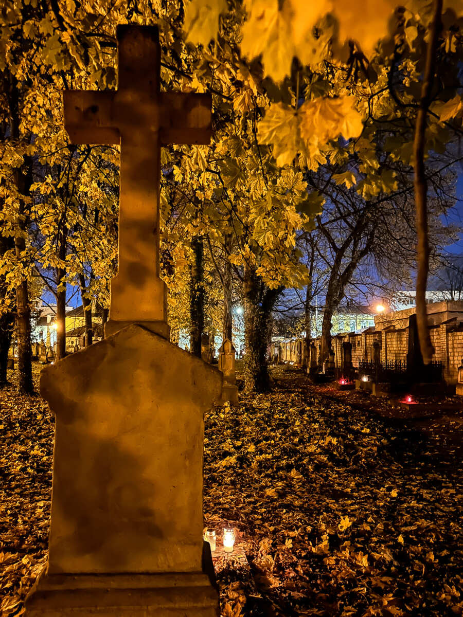 Rzeszów - Noc Wszystkich Świętych na Starym Cmentarzu w Rzeszowie