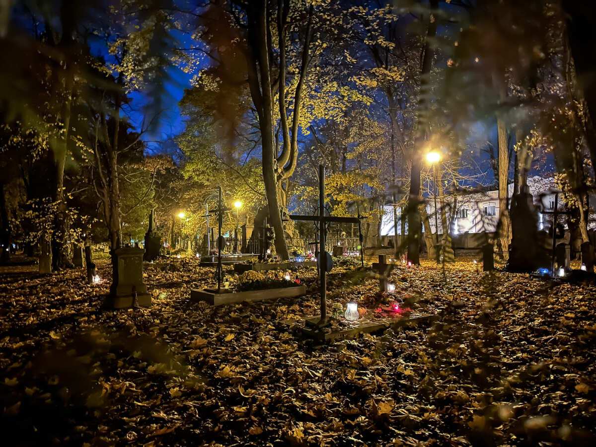 Rzeszów - Noc Wszystkich Świętych na Starym Cmentarzu w Rzeszowie