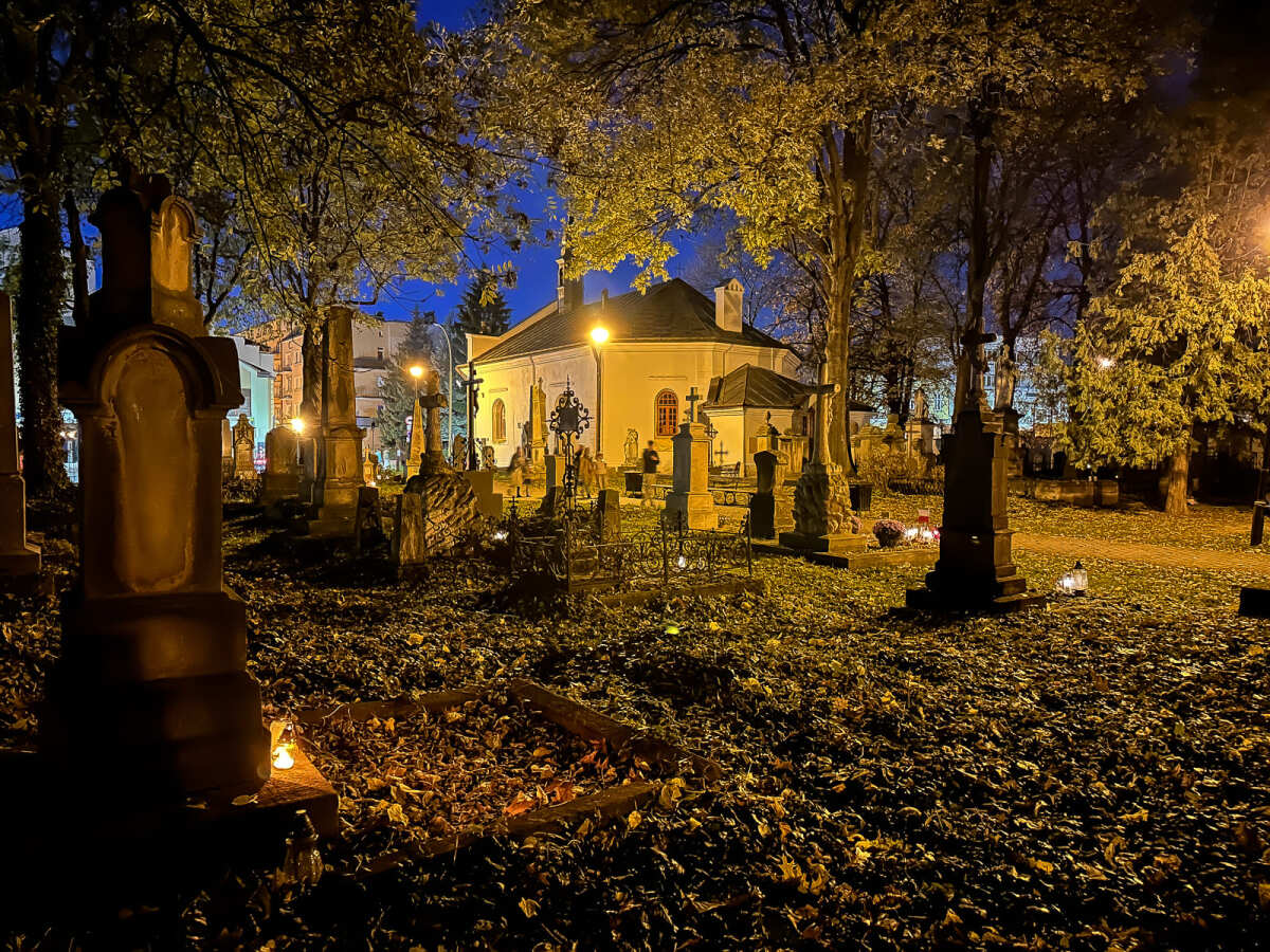 Rzeszów - Noc Wszystkich Świętych na Starym Cmentarzu w Rzeszowie