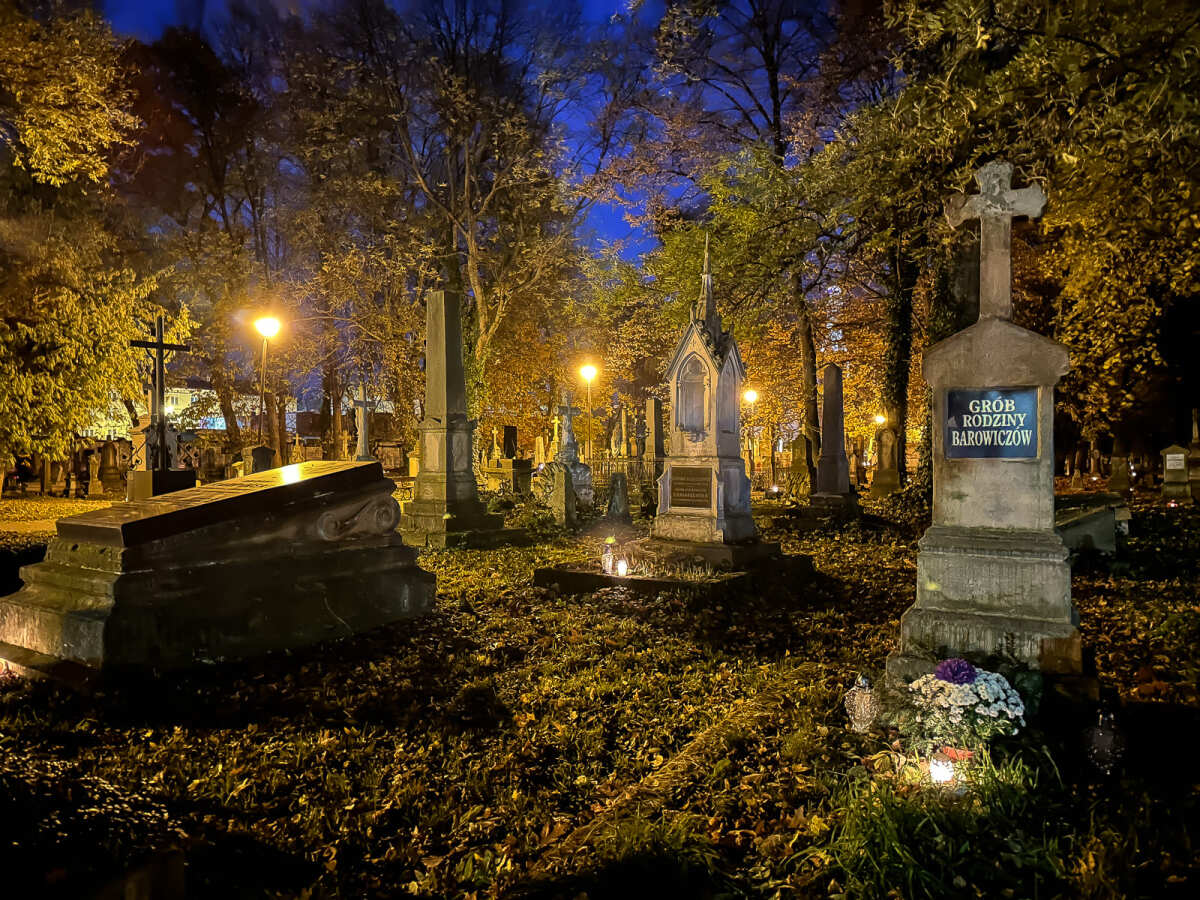Rzeszów - Noc Wszystkich Świętych na Starym Cmentarzu w Rzeszowie