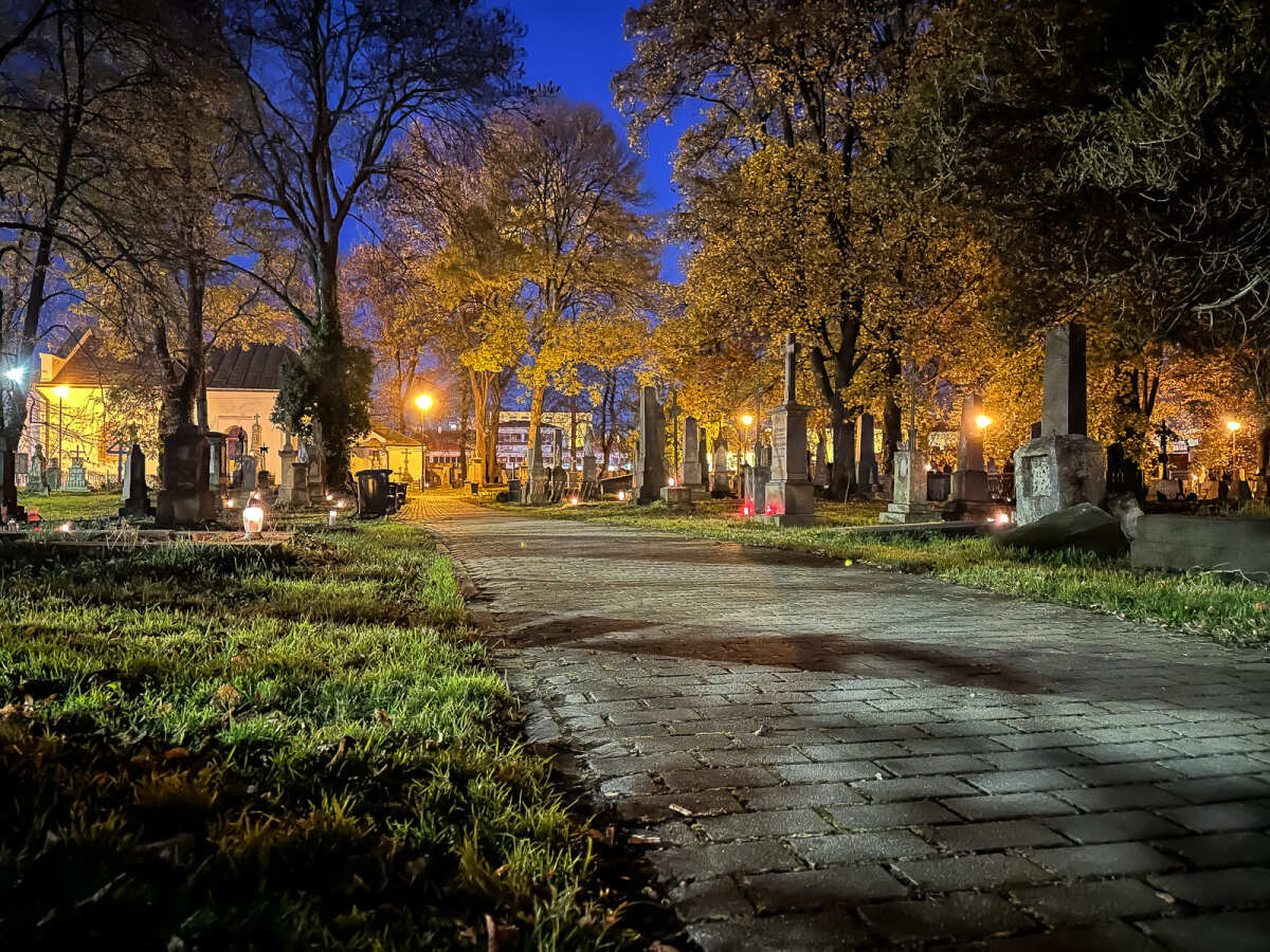Rzeszów - Noc Wszystkich Świętych na Starym Cmentarzu w Rzeszowie
