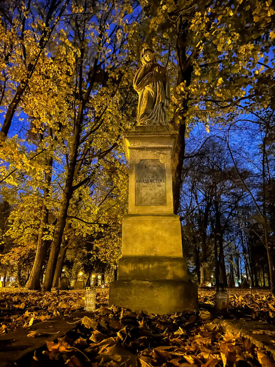 Rzeszów - Noc Wszystkich Świętych na Starym Cmentarzu w Rzeszowie
