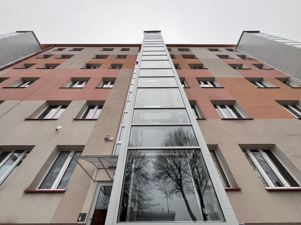 Kratka ściekowa W Starym Bloku W starym bloku przy ul. Hetmańskiej dobudowano zewnętrzne windy