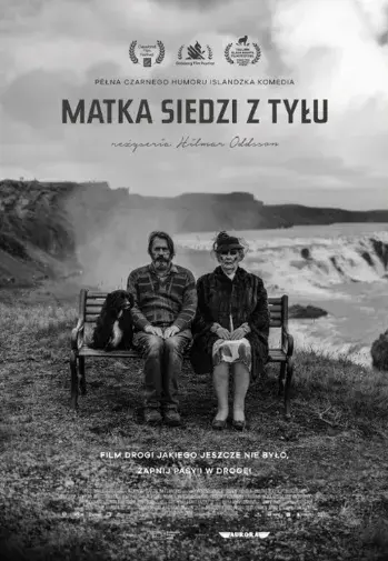 Matka siedzi z tyłu