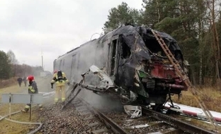 Śmiertelny wpadek na przejeździe kolejowym w Widełce. Dostawczak zderzył się z szynobusem - Aktualności Podkarpacie