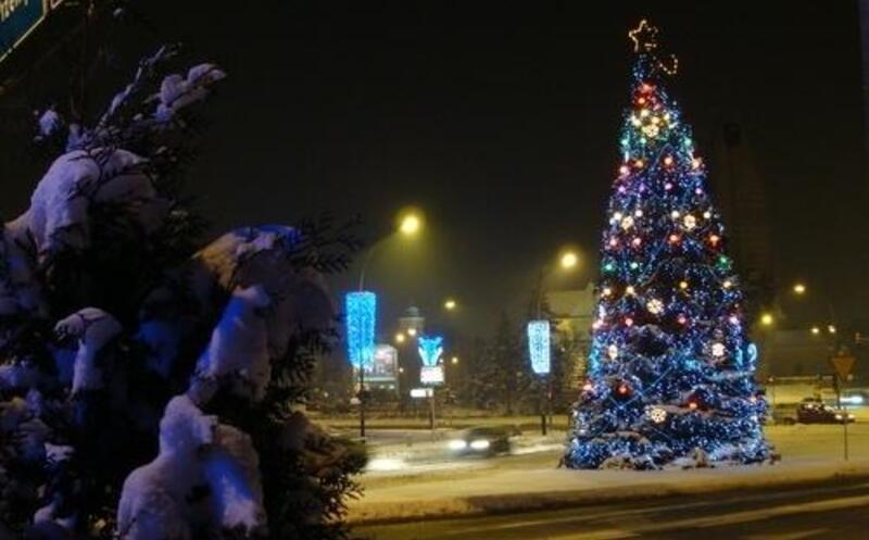 Kto zdemontuje świąteczną choinkę przy Cieplińskiego? - Aktualności Rzeszów