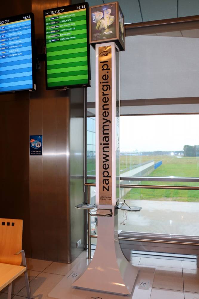 Na lotnisku w Jasionce zainstalowano bezpłatne ładowarki do telefonów - Aktualności Rzeszów - zdj. 1