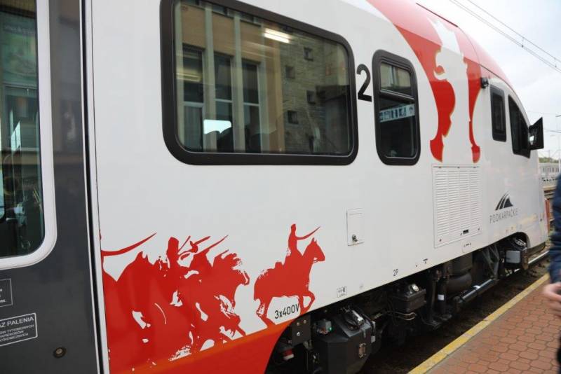 Na rzeszowskim Dworcu pojawił się wyjątkowy pociąg. Pojazd Elf2 pomalowano w barwy narodowe[FOTO] - Aktualności Rzeszów - zdj. 3